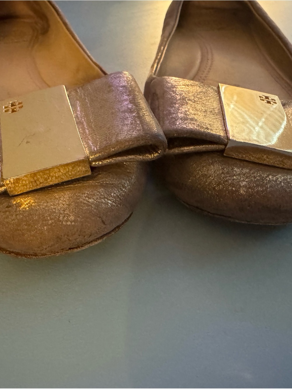Tory Burch Gold Metallic Bow Flats with Logo Plaque Size 6.5 - Picture 2 of 7